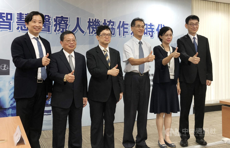 科技部20日舉行智慧醫療研究成果記者會,圖為科技部政務次長謝達斌(左3)、衛福部中央健康保險署主任秘書葉逢明(右3)、科技部前瞻及應用科技司司長楊琇雅(右2),其餘為醫院研究團隊代表。中央社記者蘇思云攝 109年8月20日