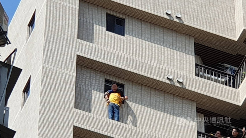 因竊盜案被通緝的邱姓男子20日在台北市西門町持刀無故劃傷一名貨車司機，邱男逃到附近大樓內躲藏，爬到14樓陽台外，雙方僵持過程中，警方透過溫情喊話，順利逮人送辦。（民眾提供）中央社記者劉建邦傳真　109年8月20日