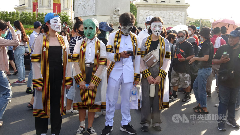泰國年輕人不滿於經濟不好、資源分配不均,學生團體8月16日號召大規模示威抗議。圖為8月16日萬人抗議中扮裝的青年。中央社記者呂欣憓曼谷攝 109年8月20日