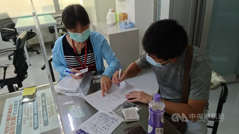 前台中市議長張宏年全家鉛中毒案,揭露中藥粉重金屬含量超標案件。曾服用盛唐、九褔中醫診所問題中藥粉的民眾,將中藥檢體送驗。(台中市政府提供)中央社記者趙麗妍傳真 109年8月20日