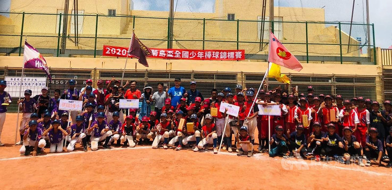 2020「菊島盃」全國少年棒球錦標賽,共計有來自全國19縣市68隊1000多人參賽,澎湖講美少棒隊分組預賽一路過關斬將,20日成功留下冠軍獎杯。中央社 109年8月20日