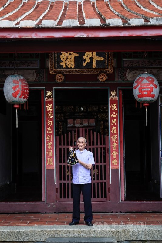 走進掌中戲國寶陳錫煌住的陳悅記祖宅,這棟在地方上被稱為「老師府」的建築,興建於1807年,是大龍峒在大清時期文風鼎盛的象徵。陳錫煌打從出生就住在這棟古厝至今。中央社記者吳家昇攝 109年8月20日