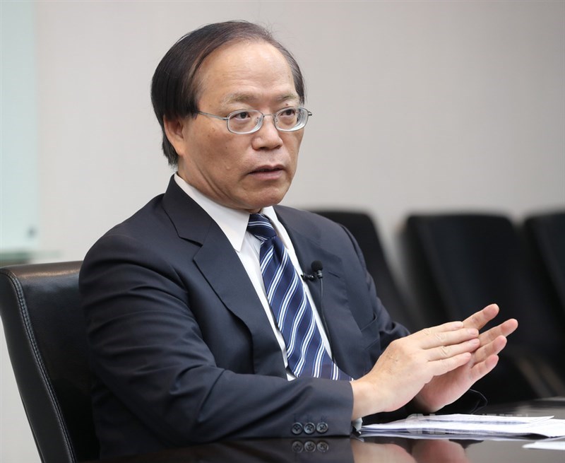 中華電信董事長謝繼茂20日曝光中華電在這波防疫戰中的6大科技作為,包括設計提供防疫手機、開發電子圍籬監控系統、大數據分析與1922客服等。(中央社檔案照片)