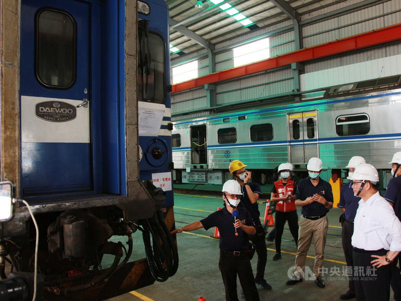 交通部長林佳龍(前右)21日到台中視察台鐵EMU500型通勤電聯車電機系統更新進度,希望未來提供國人更安全的軌道運輸環境,同時帶動鐵道產業自主技術的發展。中央社記者蘇木春攝 109年8月21日