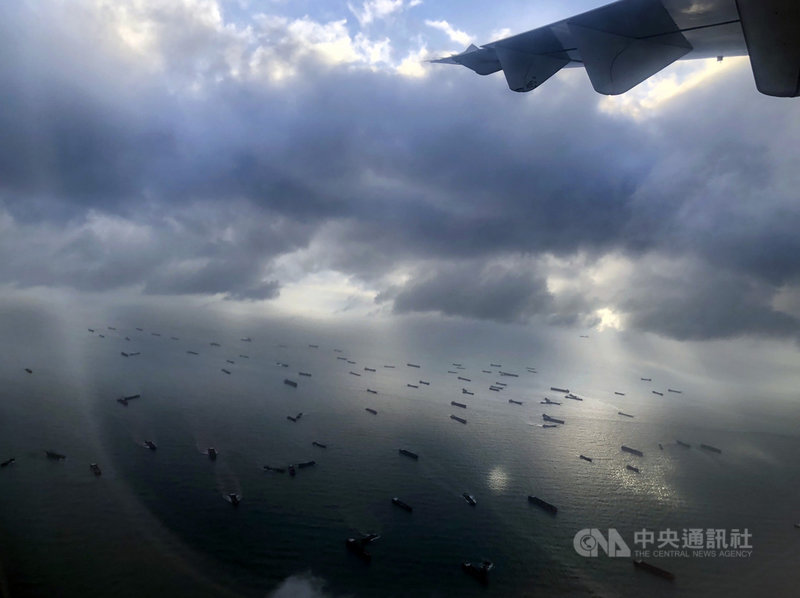 馬祖海域面臨中國抽砂船影響環境等問題,有當地居民日前搭飛機欲欣賞機外風景時,意外發現地區海域上滿是抽砂船。(馬祖居民提供)中央社記者邱筠馬祖傳真 109年8月21日