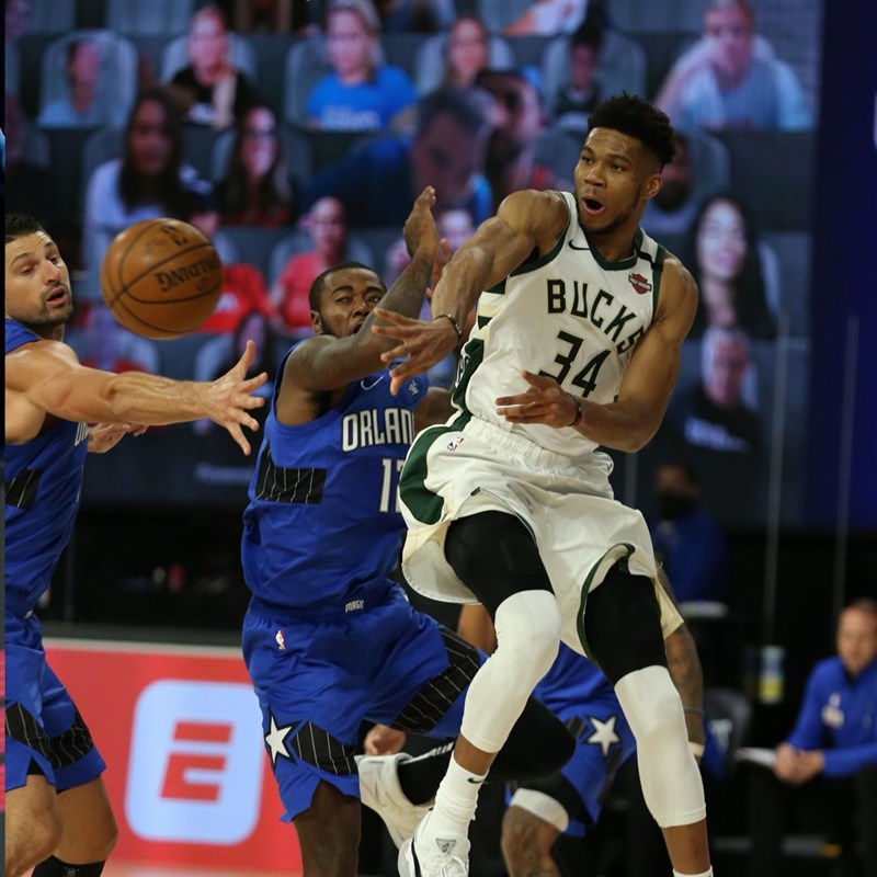 NBA公鹿20日靠「字母哥」安特托昆博（前右）繳28分、20籃板「雙20」成績，終場以111比96擊敗魔術。（圖取自facebook.com/milwaukeebucks）