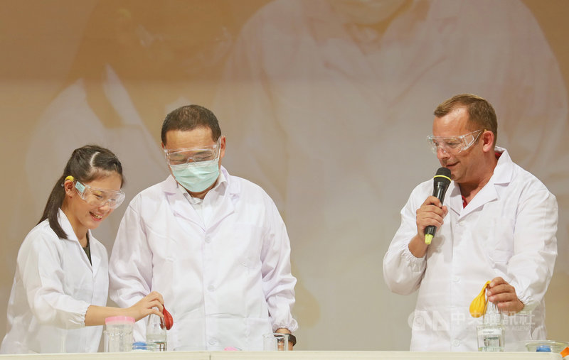 新北市國小、國中及高中校長會議21日在三重區三和國中舉行,市長侯友宜(左2)與學生現場由外籍老師帶領進行實驗,體驗將課程內容與語言學習結合在一起的主題式雙語教學。(新北市教育局提供)中央社記者黃旭昇新北市傳真 109年8月21日