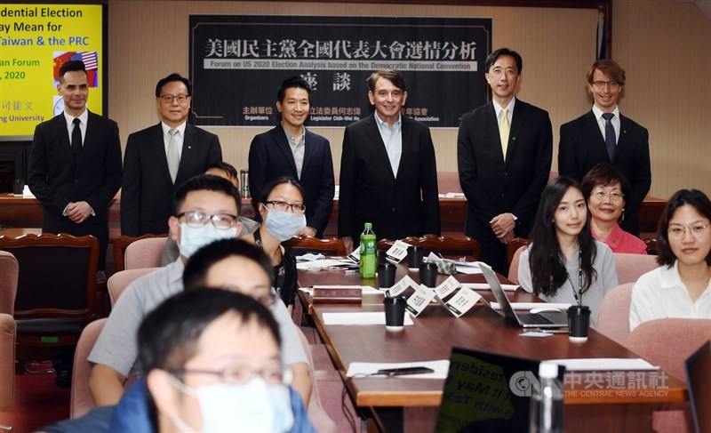 民進黨立委何志偉(後左3)21日在立法院舉辦美國民主黨全國代表大會選情分析座談會,邀請前美國在台協會(AIT)台北辦事處處長司徒文(後右3)等外交官員及學者專家與談,並於會前合影。中央社記者施宗暉攝 109年8月21日