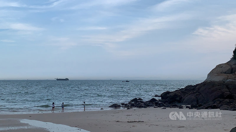 馬祖海域面臨中國抽砂船影響,海邊經常可見抽砂船身影,影響當地人生活與遊客休憩,民進黨連江縣黨部主委李問投稿國際媒體引發關注,盼促進政府加強取締、喚起國內社會大眾關心。中央社記者邱筠攝 109年8月21日