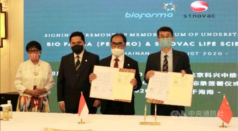 印尼外交部長勒特諾(左1)國營事業部部長索赫(左2)20日在中國海南省見證印尼與中國的主要疫苗開發業者簽訂合作發展武漢肺炎疫苗協議。(印尼外交部提供)中央社記者石秀娟雅加達傳真 109年8月21日