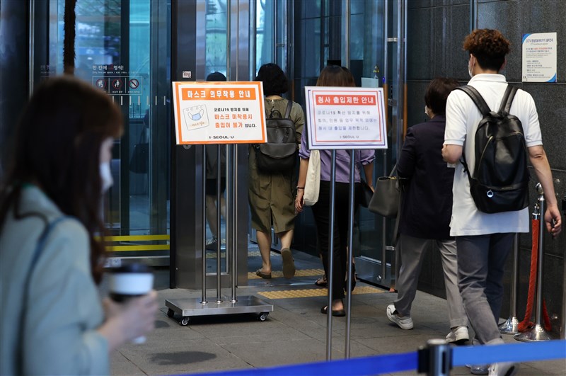 武漢肺炎疫情發燒,韓國單日新增確診數已連續一週維持3位數成長。圖為韓國首爾市政廳因公務員染疫關閉消毒,20日重新開放。(韓聯社)