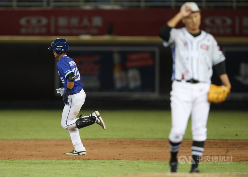 中職富邦悍將隊申皓瑋(左)21日沒再被樂天桃猿隊終結者陳禹勳「抖4下」騙到,9局敲出追平比分全壘打,申皓瑋22日笑說,有壓力釋放的感覺。圖為申皓瑋21日出賽畫面。中央社記者張新偉攝 109年8月22日