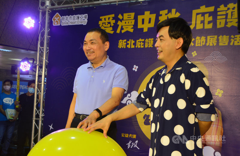 新北市長侯友宜（左）22日與藝人黃子佼（右）參加庇護工廠中秋禮品活動，侯友宜接受媒體聯訪時表示，中央應重視入境者篩檢問題，新北市府防疫會與中央並肩作戰。中央社記者黃旭昇新北攝　109年8月22日