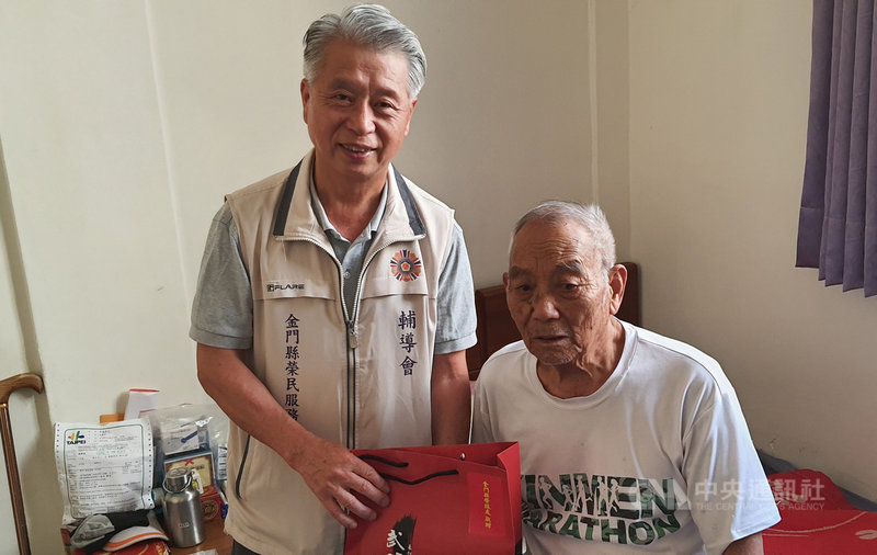 八二三砲戰62週年前夕,金門縣榮服處人員特別前往訪視當年自衛隊榮民致意,榮服處長呂媽定(左)致贈百歲老榮民蔡伯伯(右)紀念禮品。(金門榮服處提供)中央社記者黃慧敏傳真 109年8月22日