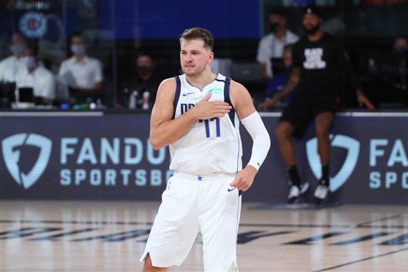 NBA達拉斯獨行俠後衛唐西奇,22日繳出13分、10籃板與10助攻,是NBA史上第3「幼齒」的大三元先生。(圖取自twitter.com/dallasmavs)