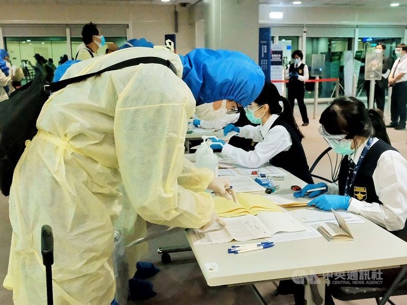 中央流行疫情指揮中心宣布,台灣2日新增1例武漢肺炎個案,為一名印尼籍船員的境外移入。圖為桃園機場旅客入境檢疫作業。(中央社檔案照片)