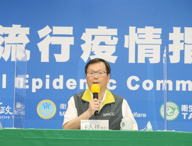 指揮中心發言人莊人祥(圖)23日否認彰化一名居家檢疫梁姓男子曾撥打1922防疫專線問無症狀者可否採檢。莊人祥表示,梁男電話內未提到無症狀採檢,說法完全不一樣。(指揮中心提供)