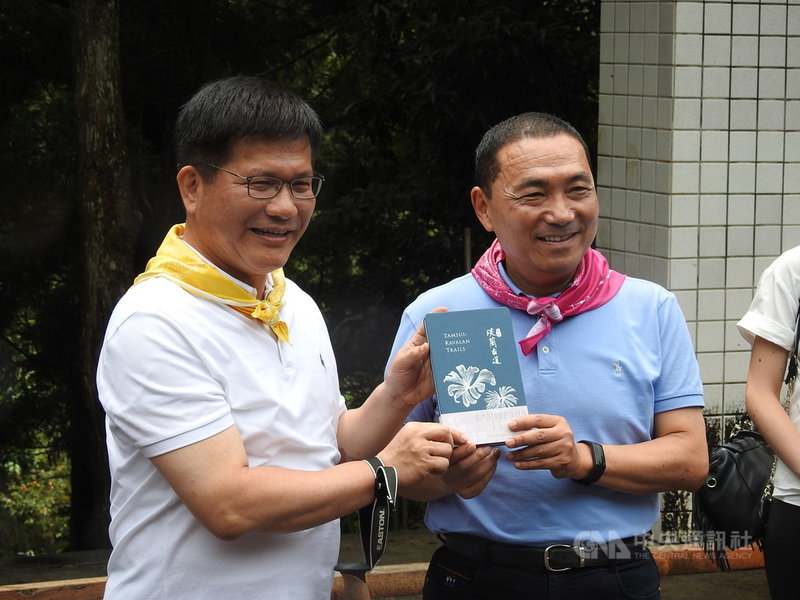 交通部長林佳龍（左）23日和新北市長侯友宜（右）一同前往新北市雙溪區淡蘭古道中的崩山坑古道健行，侯友宜行前贈書林佳龍，表達歡迎之意。中央社記者王鴻國攝　109年8月23日