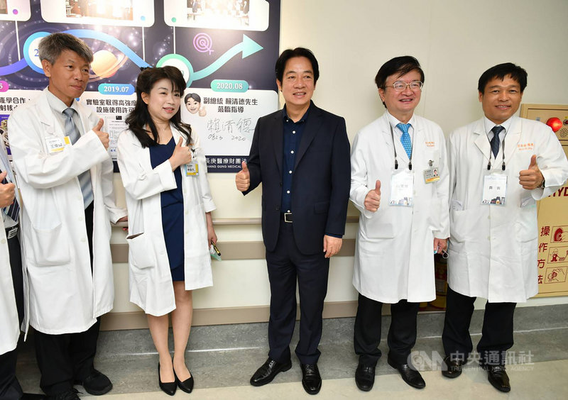 副總統賴清德(右3)23日上午出席台灣人工智慧學校「北部智慧醫療專班」開學典禮,會後參觀林口長庚醫院質子暨放射治療中心,在牆上簽名留念並與醫療人員合影。(長庚醫院提供) 中央社記者葉臻傳真 109年8月23日