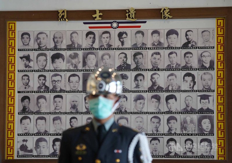 八二三砲戰62週年公祭暨追思活動23日在金門太武山公墓舉行,三軍儀隊在忠烈殿內進行祭悼儀式。中央社記者徐肇昌攝 109年8月23日