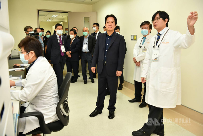 副總統賴清德(前中)23日出席「北部智慧醫療專班」開學典禮,會後參訪林口長庚醫院「尖端免疫實驗室」,聽取院方導覽簡介。(長庚醫院提供) 中央社記者葉臻傳真 109年8月23日