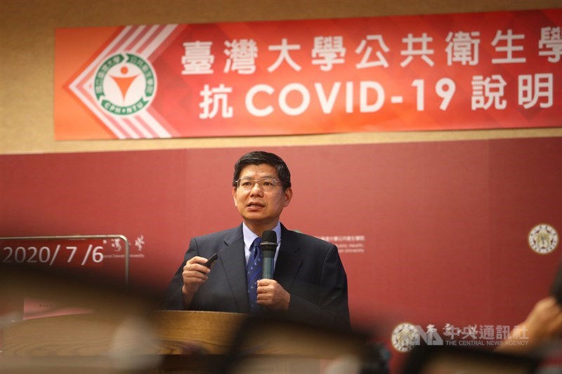 台大公衛學院教授詹長權(圖)23日表示,彰化萬人血清抗體檢測期中報告說明會停辦,原因是行政作業來不及。(中央社檔案照片)