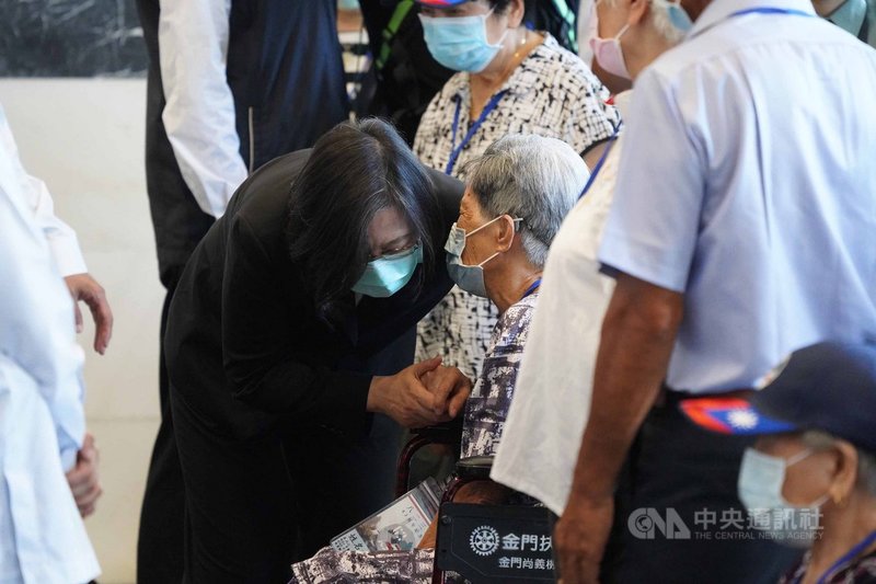 總統蔡英文(左)23日赴金門出席八二三砲戰62週年公祭暨追思活動,為當年殉國將士們上香、獻花,儀式結束後,蔡總統也低身傾聽家屬心聲。中央社記者徐肇昌攝 109年8月23日