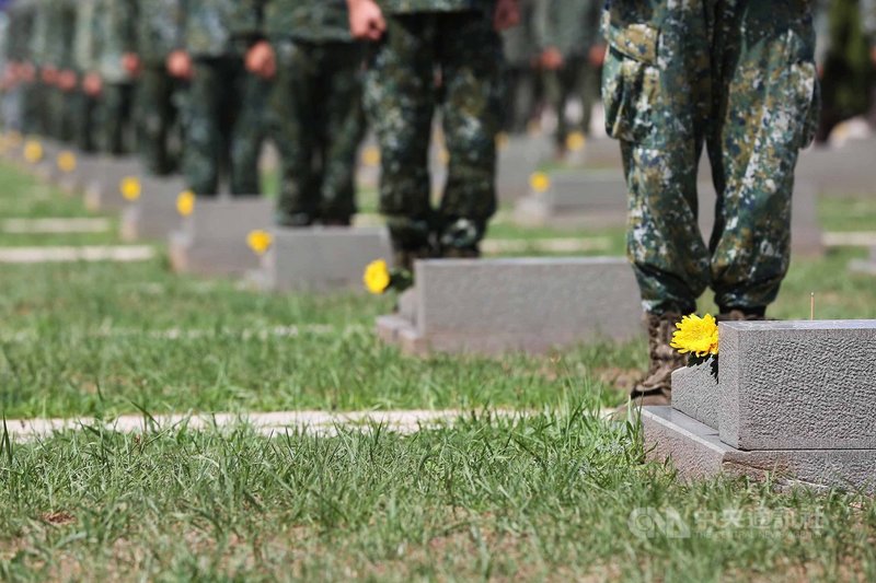 23日是八二三砲戰62週年,金防部官兵上午於太武山公墓獻花,追悼陣亡將士。中央社記者游凱翔攝 109年8月23日