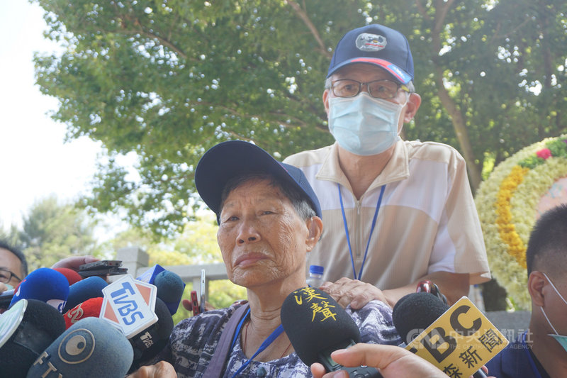 八二三戰役先烈遺眷陳黃阿春(前)23日表示,八二三陣亡撫卹金只有新台幣4萬多元,遠不及二二八補償金,十分不公平。中央社記者黃慧敏攝 109年8月23日
