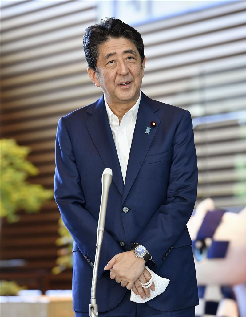 日本首相安倍晉三(圖)連續在任天數到24日共2799天,超過他的外叔公、前首相佐藤榮作的2798天,成為日本憲政史上連續在任最長的紀錄。(共同社)