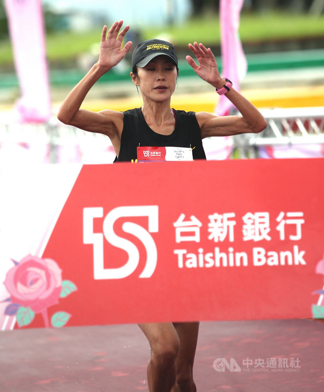 台新銀行女子半程馬拉松23日正式開跑,台灣女將傅淑萍以1小時22分53秒成績,成功蟬聯半馬冠軍。(中華民國路跑協會提供)中央社記者黃巧雯傳真 109年8月23日