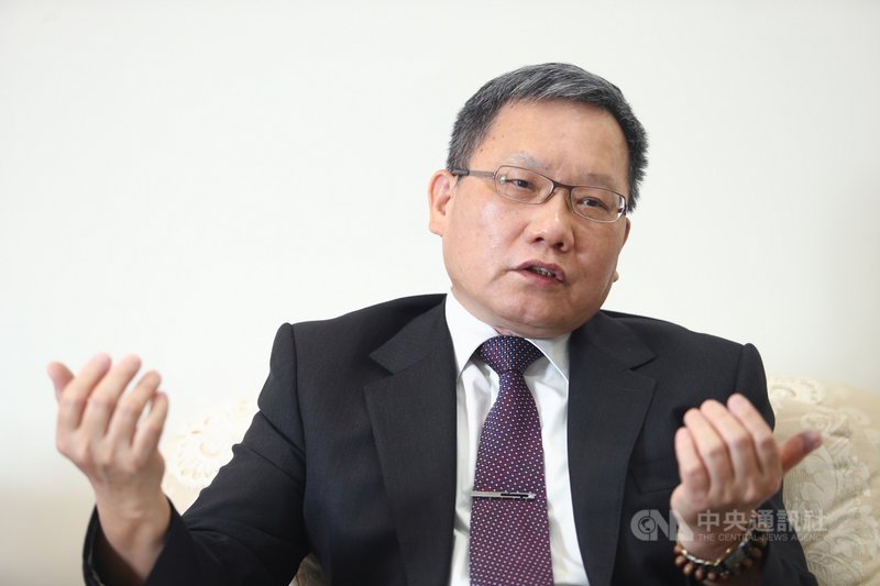 財政部長蘇建榮接受中央社專訪表示,籌措財源可先從擴大稅基下手,負擔同等稅負,以公平性為重,稅收就會隨之而來。中央社記者王騰毅攝 109年8月24日
