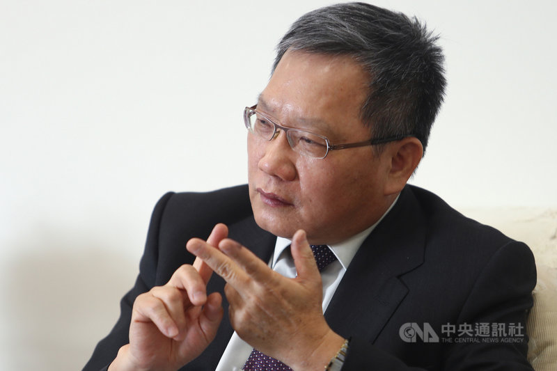 財政部長蘇建榮接受中央社專訪時指出,今年政府舉債額度高達新台幣4438億元,為前所未有挑戰。中央社記者王騰毅攝 109年8月24日