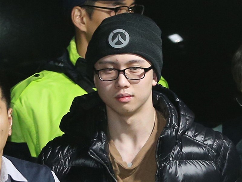 藝人孫鵬、狄鶯之子孫安佐在美非法持有彈藥，士檢24日偵結，依槍砲彈藥刀械管制條例的未經許可製造手槍未遂罪起訴。圖為2018年12月孫安佐自美抵台。（中央社檔案照片）