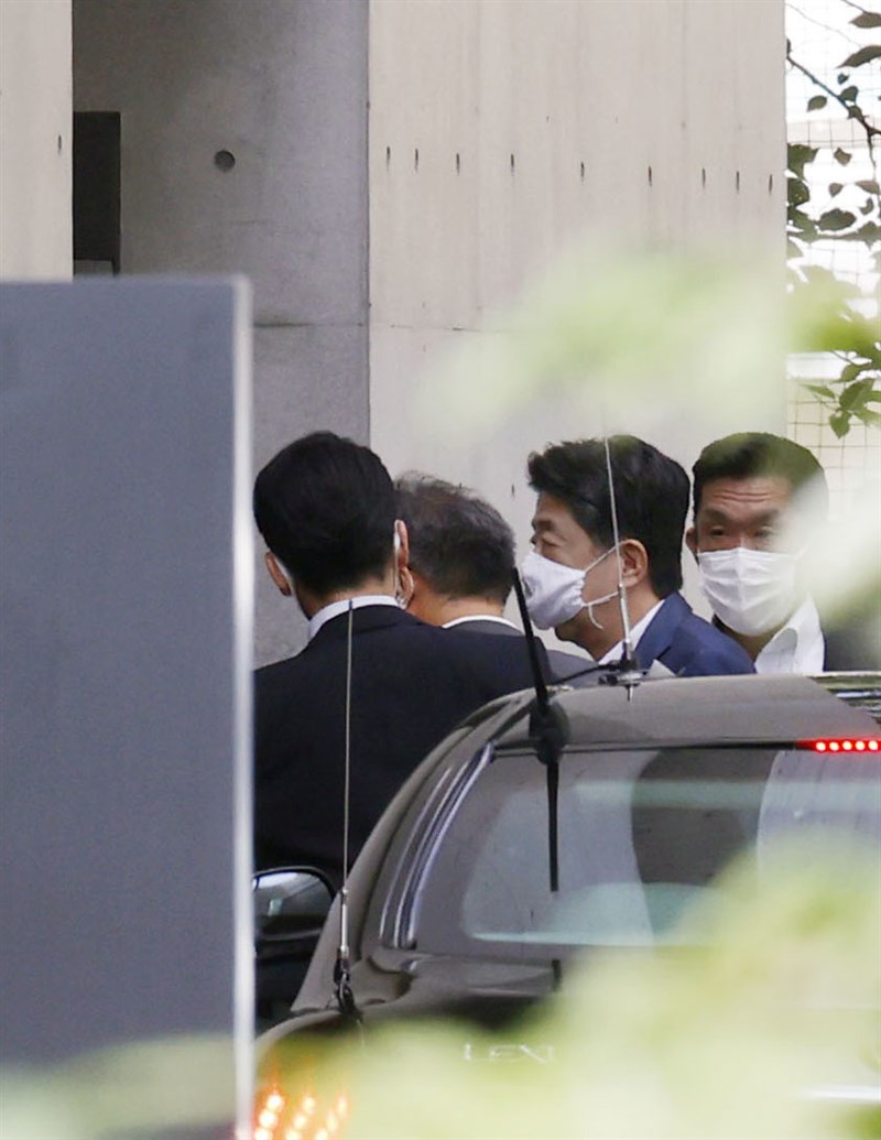 日本首相安倍晉三(右2)24日前往慶應大學醫院,取得他一週前所做的健康檢查報告。(共同社)