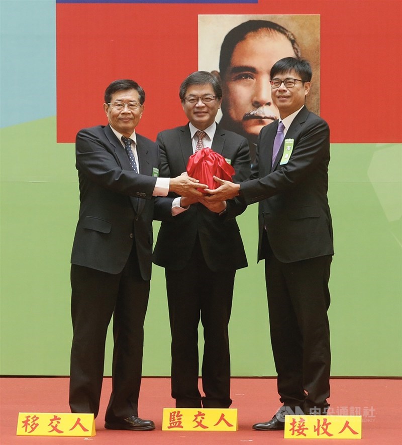 高雄市政府24日上午在四維行政中心舉行第3屆市長、副市長及首長宣誓就職暨交接典禮，代理市長楊明州（左）將印信交給新任市長陳其邁（右），由行政院秘書長李孟諺（中）監交。中央社記者董俊志攝　109年8月24日