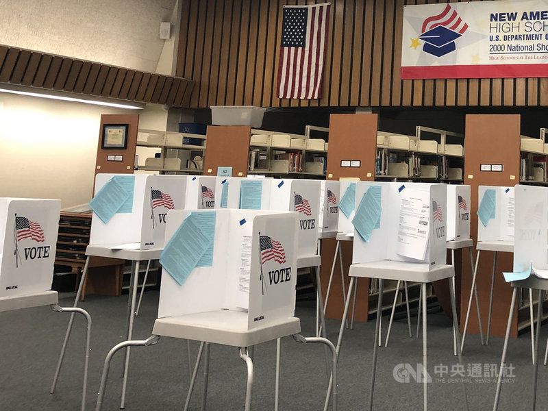 距離美國大選不到100天,爭取連任的美國總統川普反對郵寄投票,但現場投票又恐加深武漢肺炎疫情變數。圖為加州聖荷西(San Jose)於3月3日美總統初選前一處投票站,圖攝於109年2月28日。中央社記者周世惠舊金山攝 109年8月25日