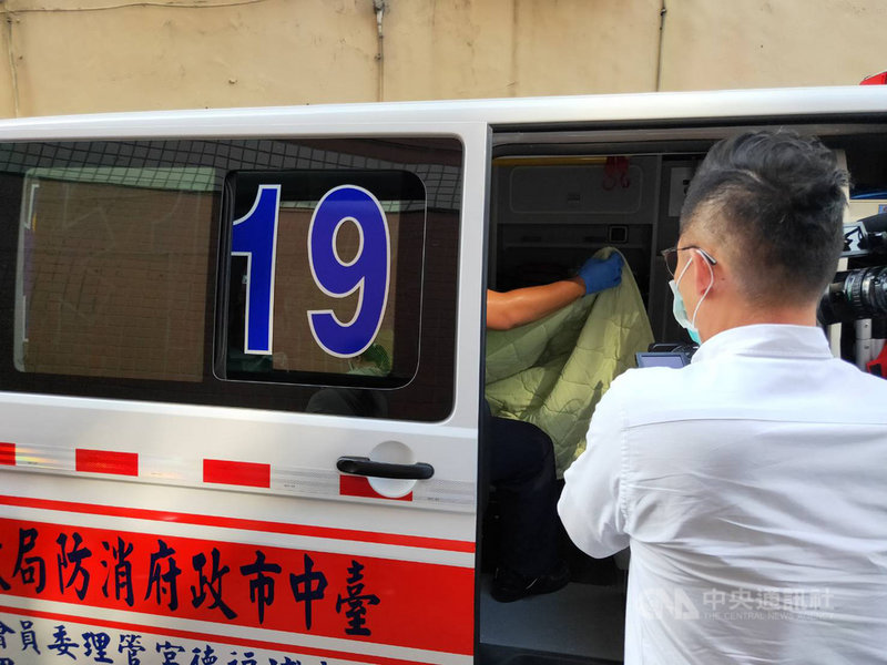 台中市警方25日配合法院強制執行案件時，被劉姓男子持刀攻擊，2名警員遭砍傷，消防人員到場將受傷警員送醫救治，2人幸無大礙，後續警方將依法偵辦。（民眾提供）中央社記者蘇木春傳真　109年8月25日
