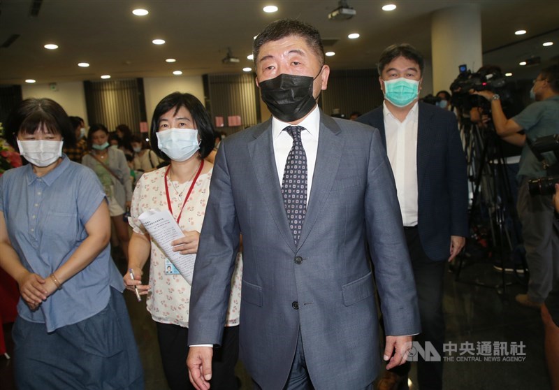 衛福部長陳時中(前)25日上午出席「第7屆優良暨資深典範護理人員頒獎典禮」,會前回應彰化縣血清抗體檢測相關爭議及防疫等問題。中央社記者鄭傑文攝 109年8月25日
