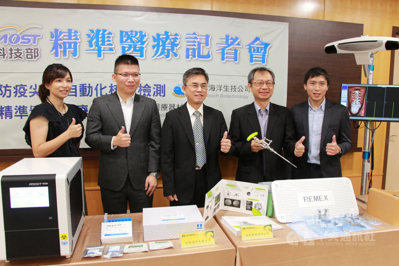 科技部中科管理局鼓勵廠商精準醫療相關研發,25日邀請核酸檢測與脊椎手術導航系統業者分享研發成果,中科管理局長許茂新(中)表示,盼集中產業優勢及整合資源,打造中部特色醫材產業聚落。中央社記者蘇木春攝 109年8月25日