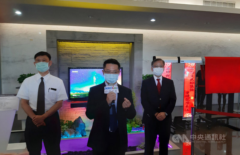 群創25日發表主動式矩陣迷你發光二極體(AM Mini LED),取得技術大躍進,展示55吋 AM MiniLED可捲曲公眾顯示器。左起群創執行副總經理丁景隆、董事長洪進揚、總經理楊柱祥。中央社記者潘智義攝 109年8月25日