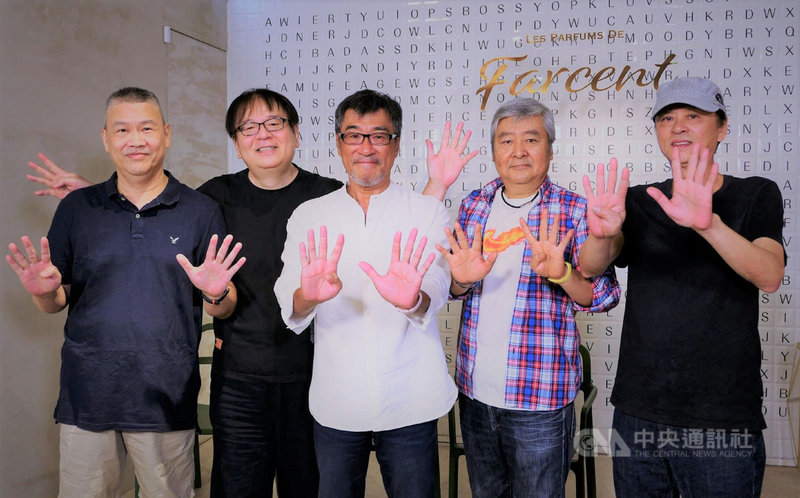 「相知相守-民歌45演唱會」將於9月登場,木吉他合唱團相隔5年也將合體現身演唱會,成員張炳輝(左起)、陳秀男、李宗盛、江學世、劉因國把握時間相聚並討論表演細節。(開麗娛樂提供)中央社記者王心妤傳真 109年8月25日