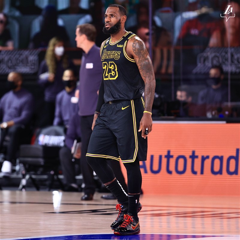 NBA洛杉磯湖人超級球星詹姆斯（前）25日攻下30分、10助攻與6籃板，湖人半場打完就取得29分領先，終場135比115擊敗波特蘭拓荒者。（圖取自facebook.com/losangeleslakers）