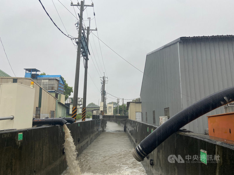 台南地區26日凌晨起有間歇性大雨,市府啟動防汛加強抽水,抽水量逾246萬噸。(台南市政府提供)中央社記者張榮祥台南傳真 109年8月26日