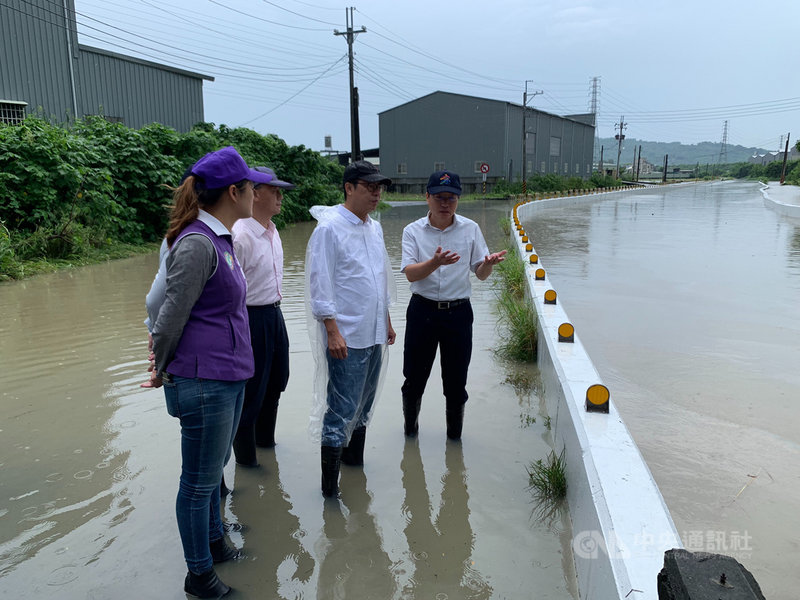 高雄市26日清晨滂沱大雨造成岡山區嘉興里五甲尾排水滿水位,市長陳其邁(右2)前往勘查水情,允諾加速改善。(高雄市政府提供)中央社記者王淑芬傳真 109年8月26日
