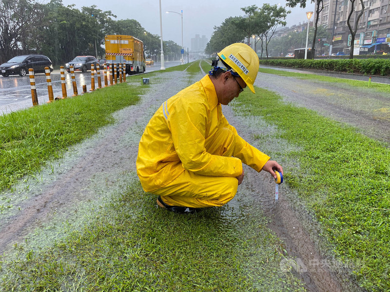 高雄捷運公司26日表示,受大雨影響,高雄輕軌部分軌道發生積水,依規定派員量測積水高度,因超過軌面以上3.5cm,上午10時44分變更運轉模式,包括C1到C8站路段停駛,並啟動乘客接駁作業、C8到C14站局部運轉;下午也仍未全面恢復正常行駛。(高捷提供)中央社記者王淑芬傳真 109年8月26日