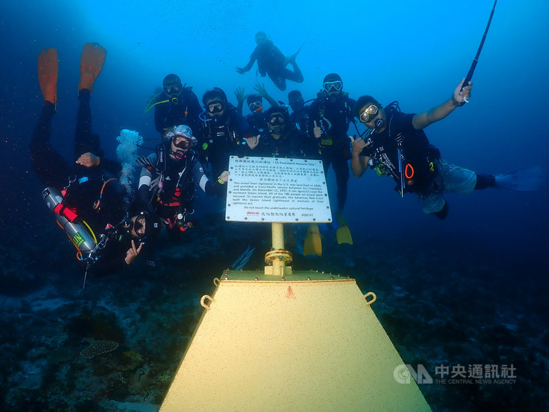 文化部文化資產局近日在台東綠島舉辦水下文化資產潛水人員教育推廣工作營,帶領參與營隊的潛水人員一起重返西元1937年美國胡佛總統號郵輪觸礁沉沒的綠島公館海域。(文化部文化資產局提供)中央社記者盧太城台東傳真 109年8月26日