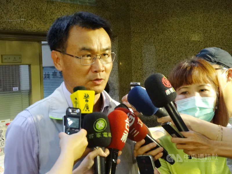 農委會26日舉行「農遊券初步成果效益」記者會,主委陳吉仲(左)呼籲,目前還有220萬張農遊券還沒使用,離效期剩下不到一個月,提醒民眾把握時機,也建議接下來可以購買中秋節文旦。中央社記者楊淑閔攝 109年8月26日