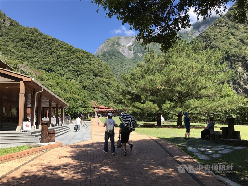 安心旅遊補助經費可能提早在8月底就「水位吃緊」。行政院長蘇貞昌26日說,預算用盡後是否要再加碼,會請相關部會、主計總處好好評量。圖為太魯閣國家公園布洛灣遊憩區人潮。中央社記者張祈攝 109年8月4日