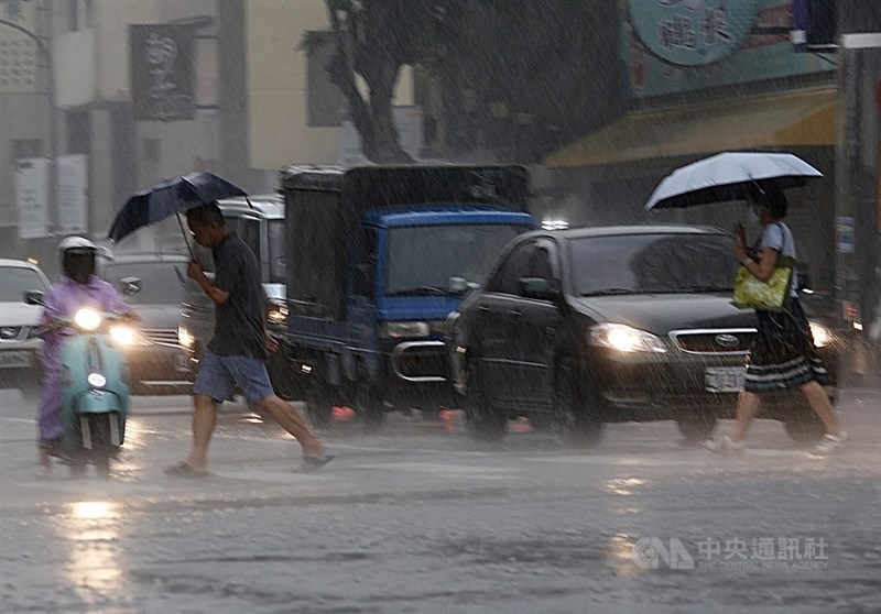 氣象局表示,受到西南風影響,南部是降雨熱區,26日、27日尤其明顯,預計持續到28日稍微緩和。(中央社檔案照片)